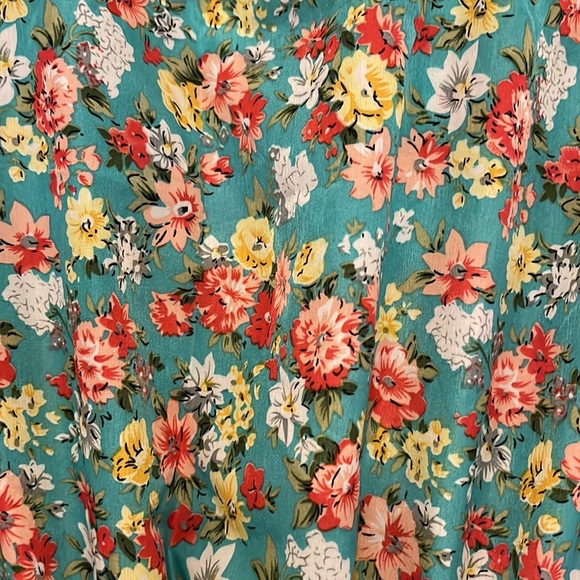 Beautiful light, airy floral dress. - Picture 2 of 4